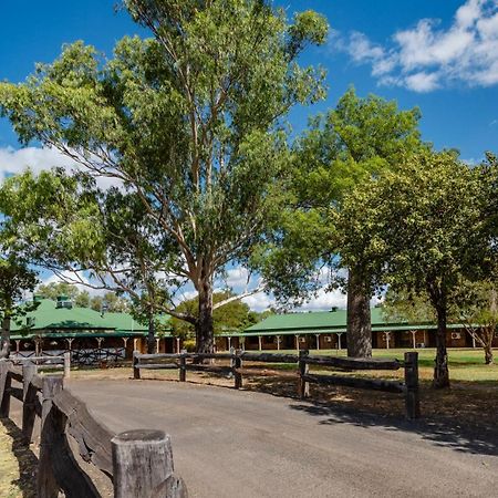 Overlander Homestead Motel Roma Bagian luar foto