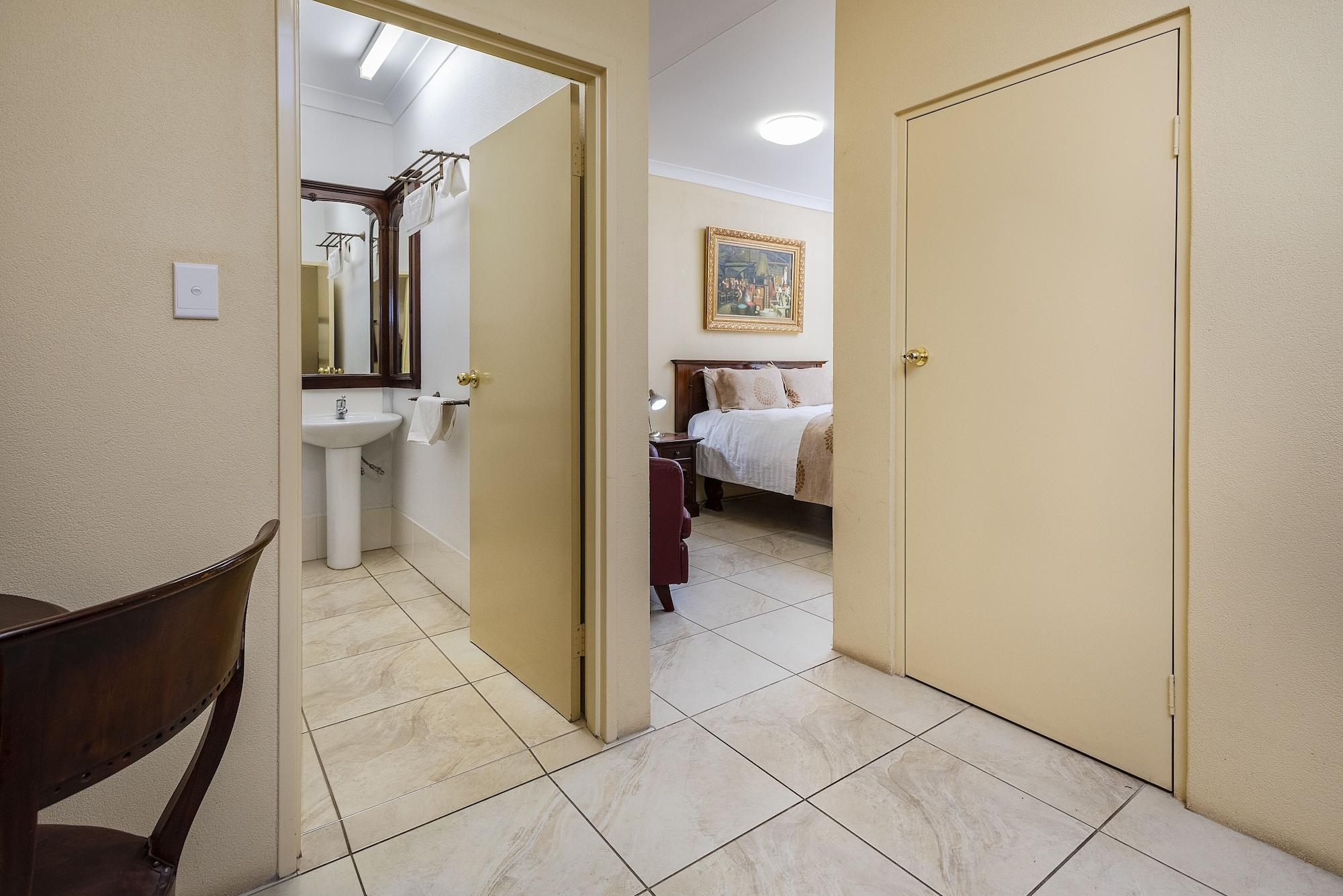Overlander Homestead Motel Roma Bagian luar foto