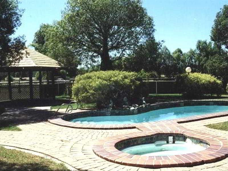 Overlander Homestead Motel Roma Bagian luar foto