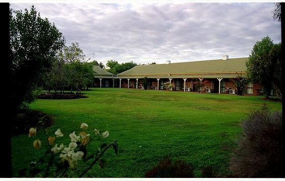 Overlander Homestead Motel Roma Bagian luar foto