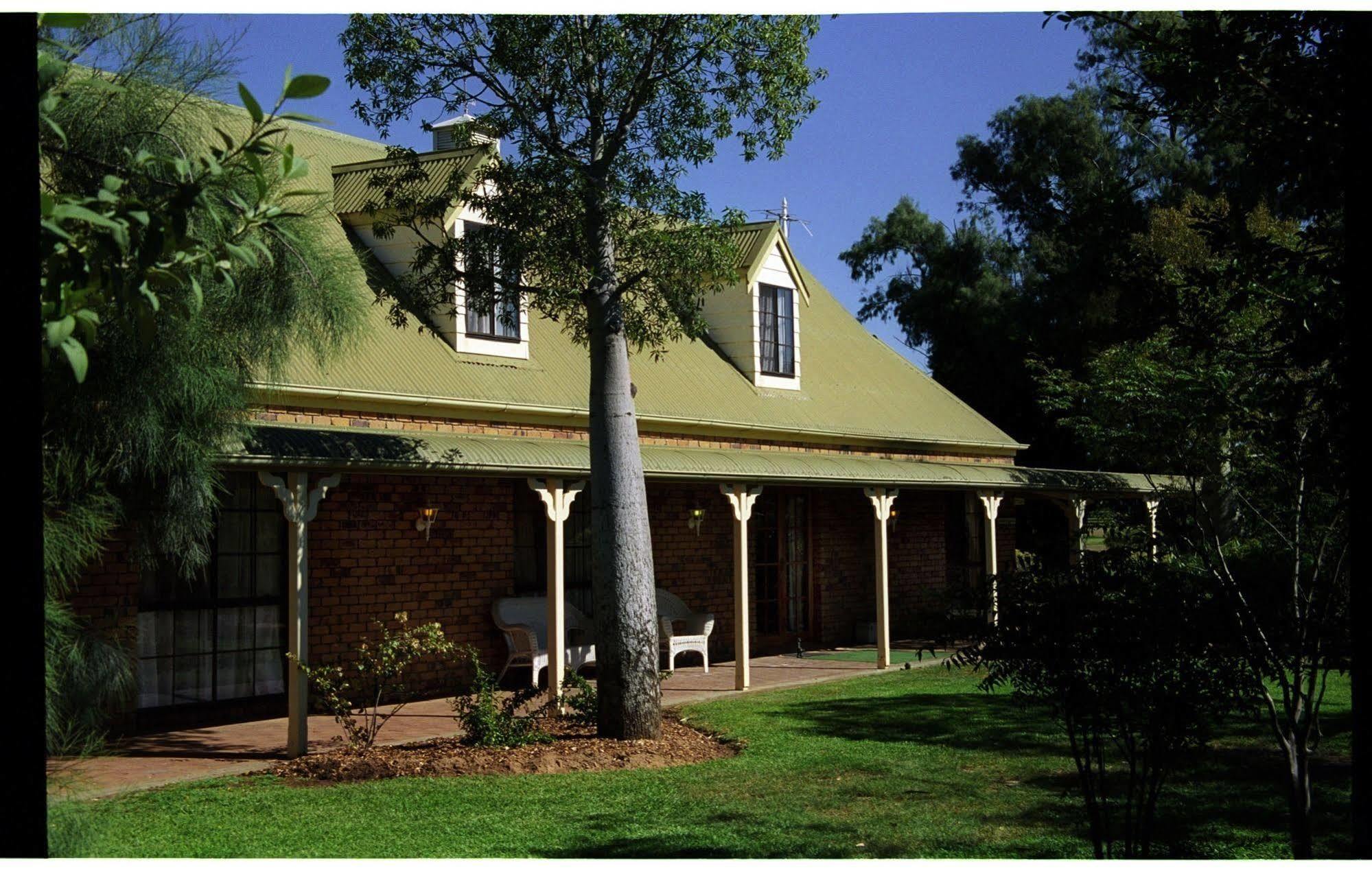 Overlander Homestead Motel Roma Bagian luar foto