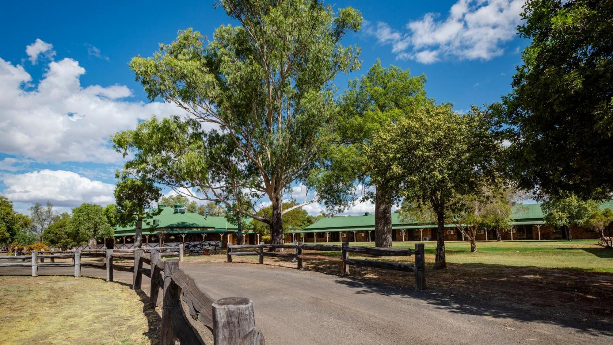 Overlander Homestead Motel Roma Bagian luar foto