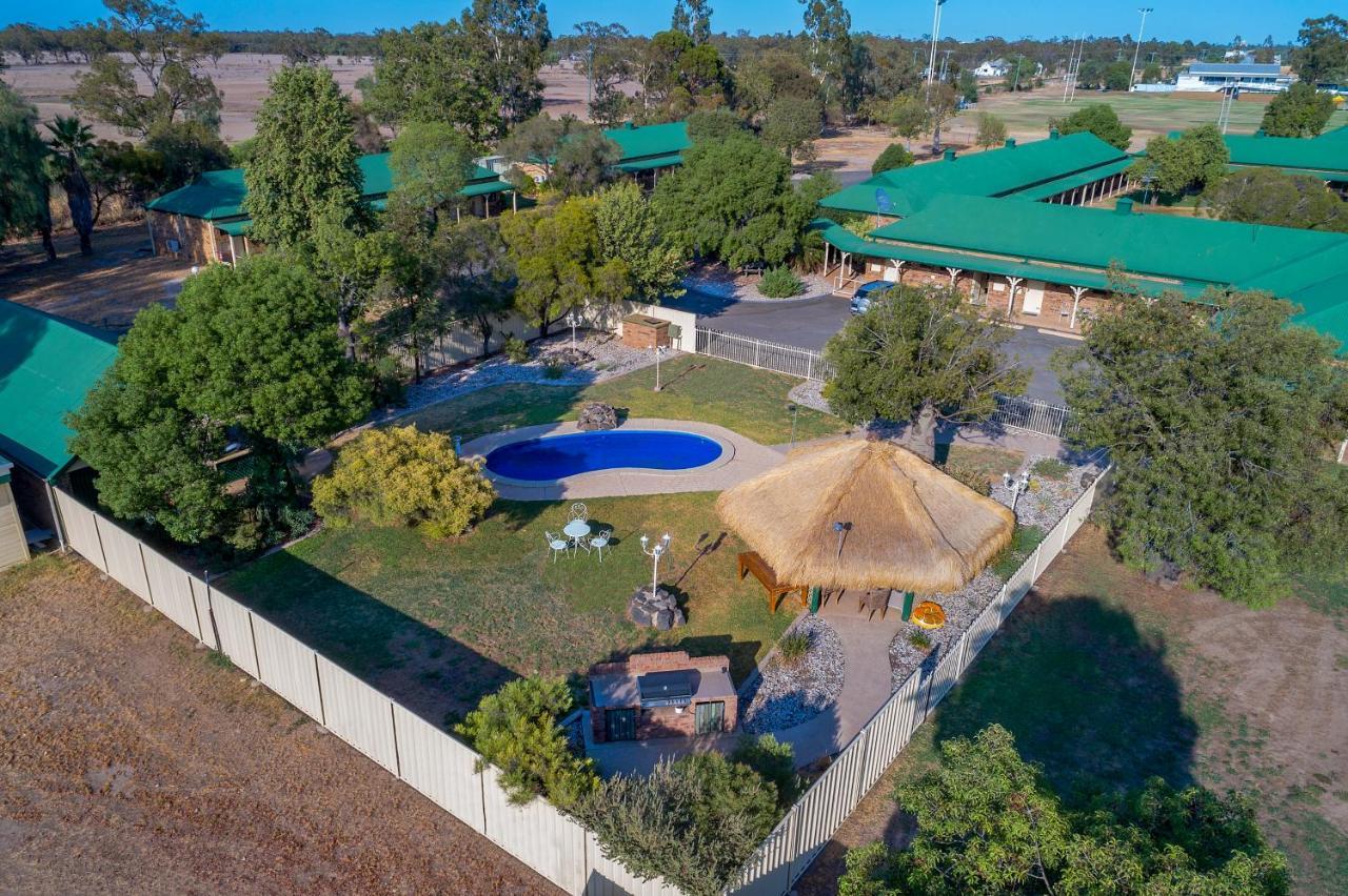 Overlander Homestead Motel Roma Bagian luar foto