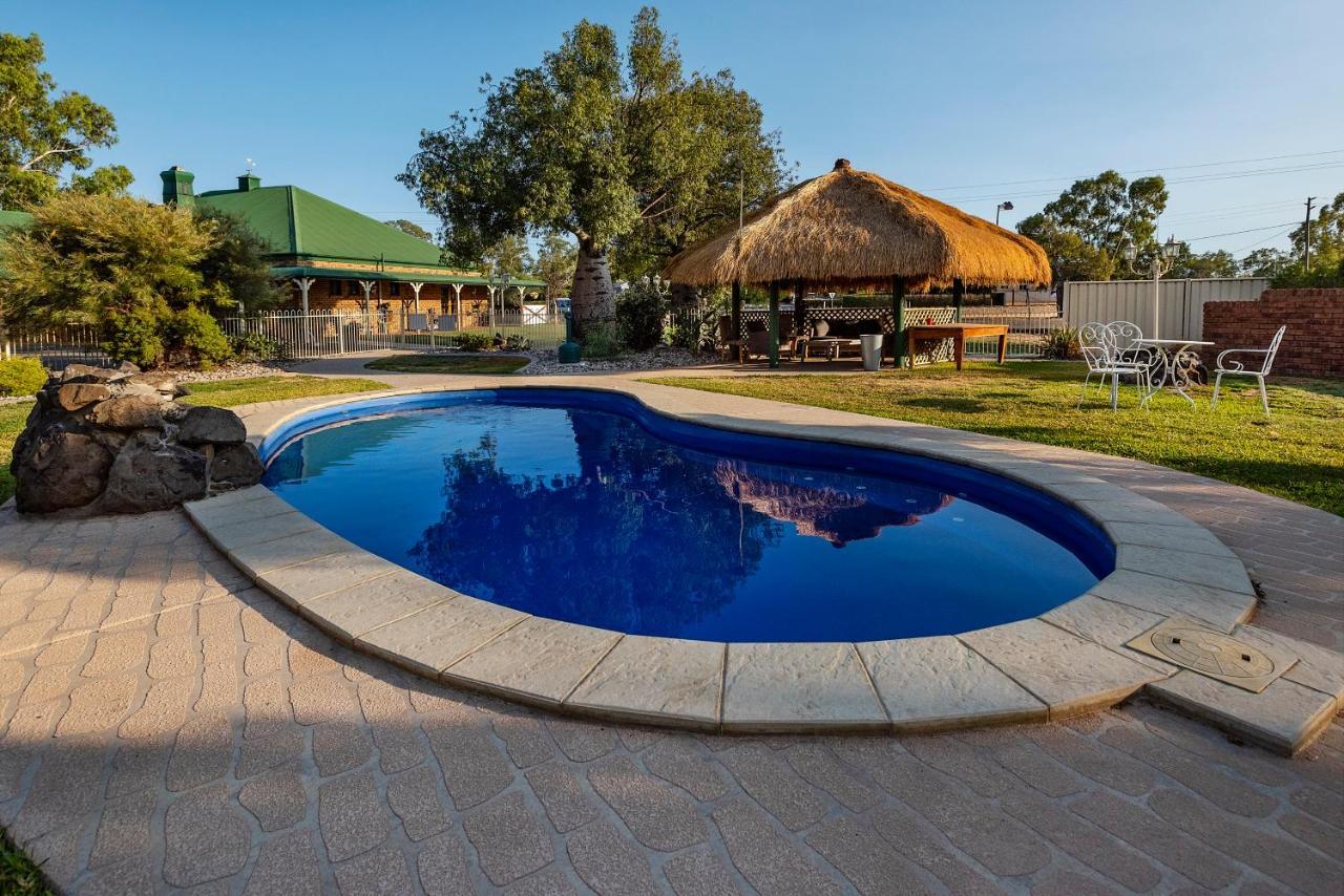 Overlander Homestead Motel Roma Bagian luar foto