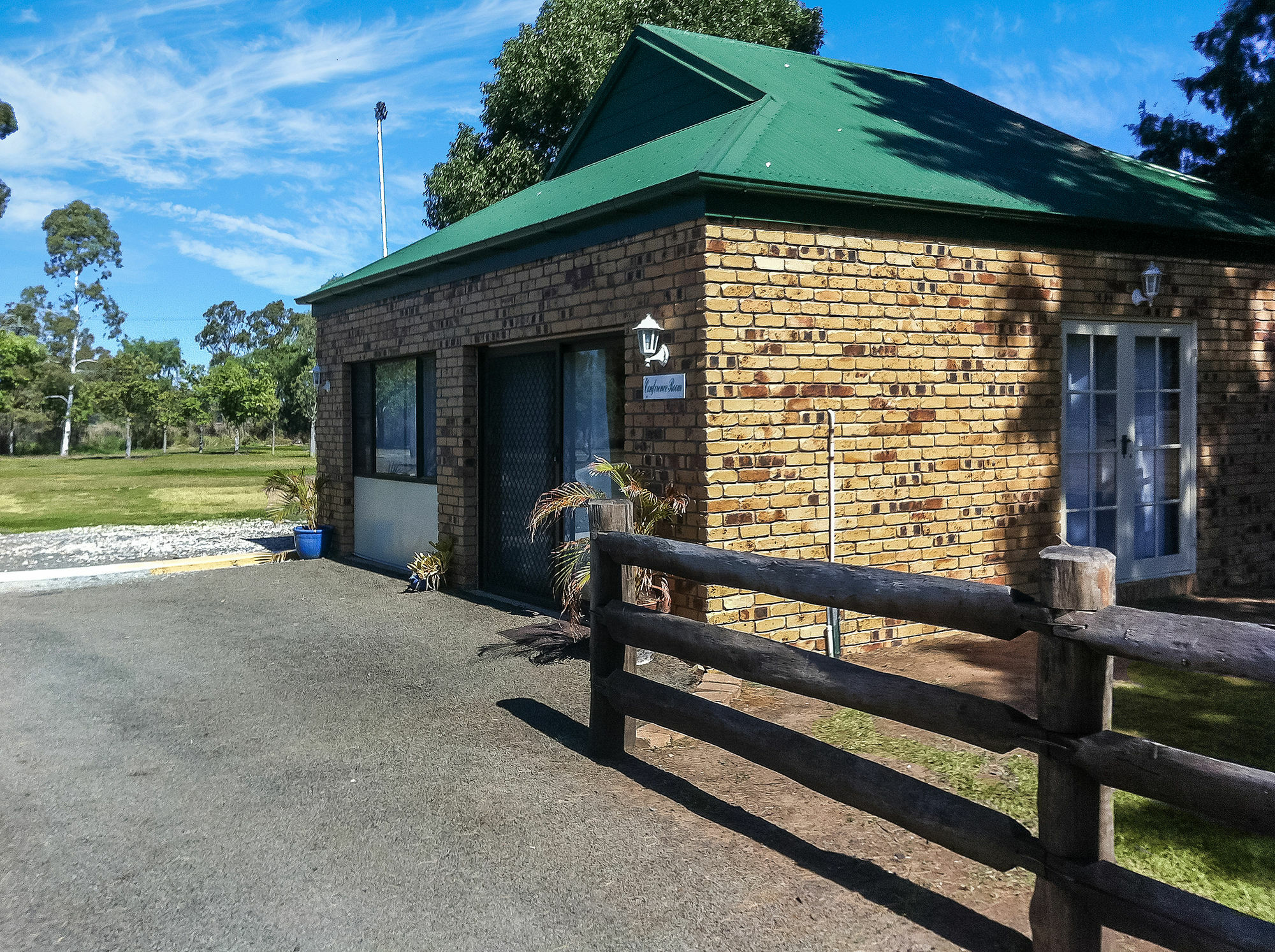 Overlander Homestead Motel Roma Bagian luar foto